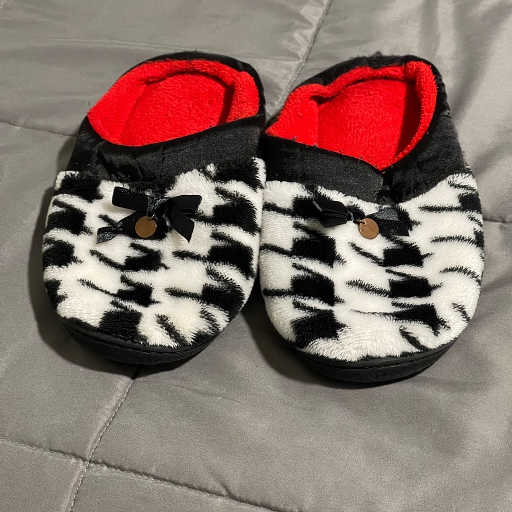 Houndstooth Pattern Slippers with red inside